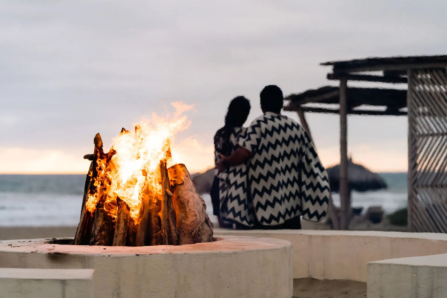 Las Tanusas bonfire couple