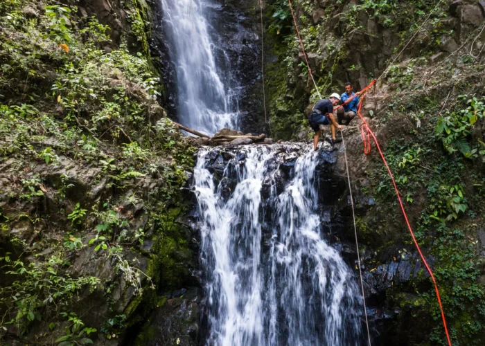 Arenal rappelling