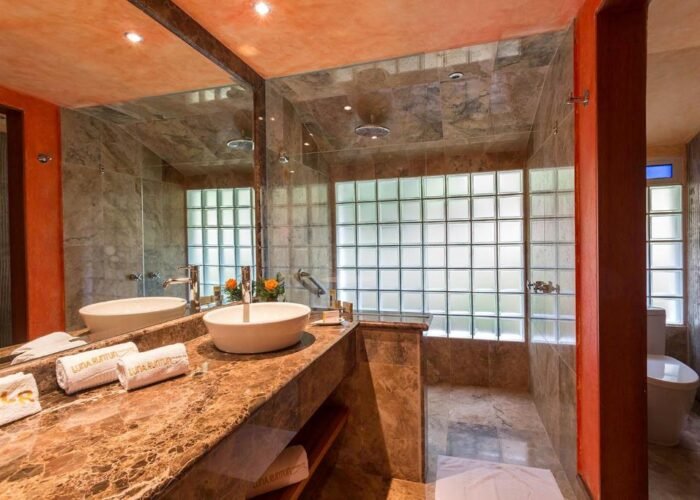 Ecuador Luna Volcan bathroom Banos