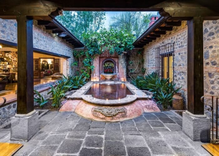 Guatemala Antigua Porta courtyard