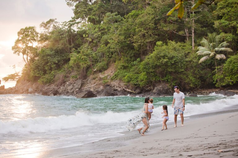 Arenas del Mar Playitas family on the beach